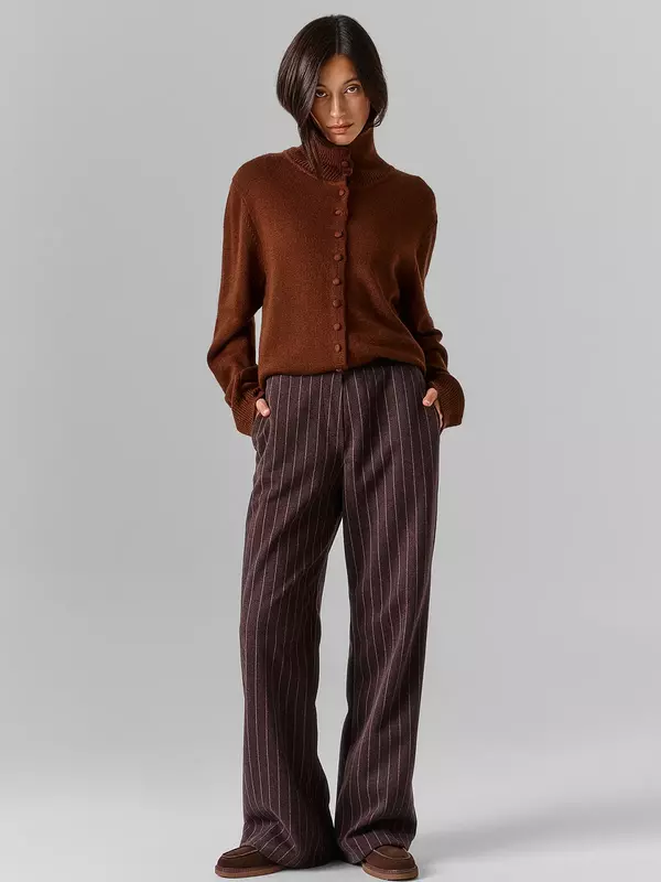 Брюки женские коричневые в полоску прямого кроя