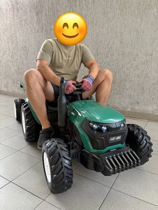 Электротрактор Baby Driver Трактор John Deere с эл. прицепом, лопатой 